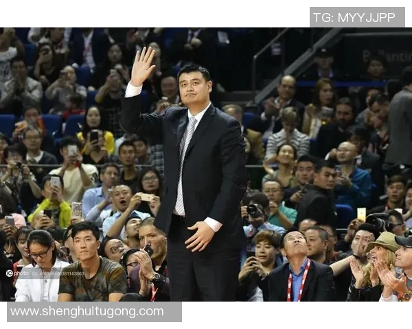 姚明在NBA赛场外的时尚风采与西服搭配解析